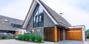 Garagedeur eikenhout gelijk met de gevel