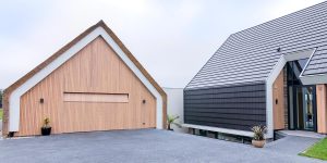 houten sectionaaldeur bij schuurwoning