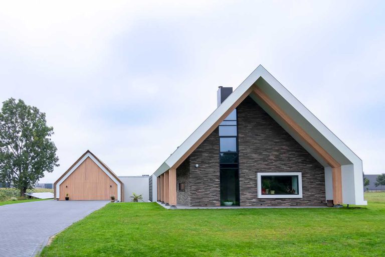 houten sectionaaldeur bij schuurwoning