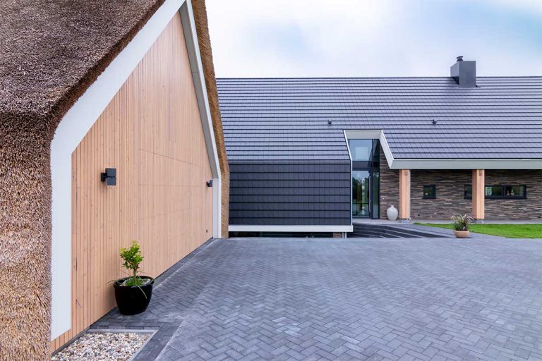 houten sectionaaldeur bij schuurwoning