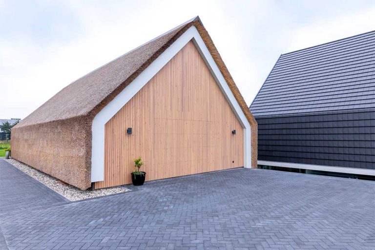 houten sectionaaldeur bij schuurwoning