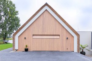 houten sectionaaldeur bij schuurwoning