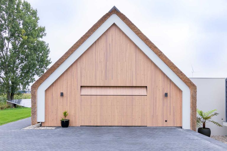 houten sectionaaldeur bij schuurwoning