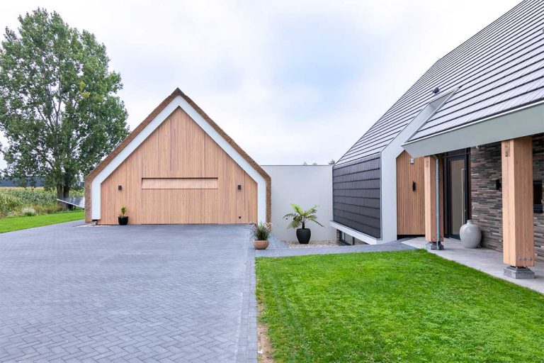 houten sectionaaldeur bij schuurwoning