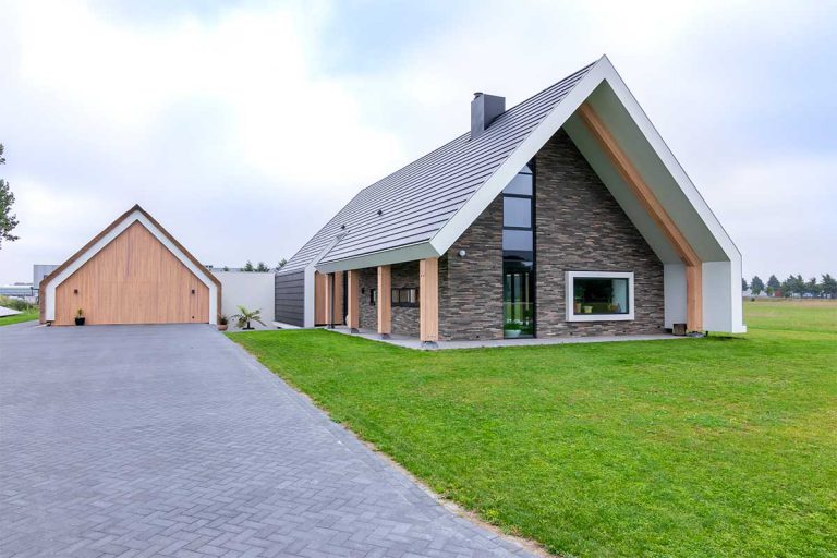 houten sectionaaldeur bij schuurwoning