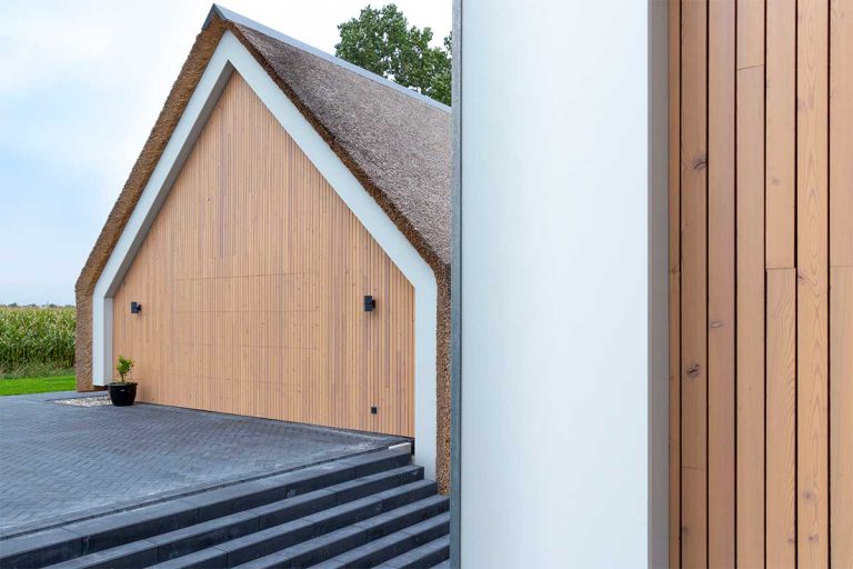 houten sectionaaldeur bij schuurwoning