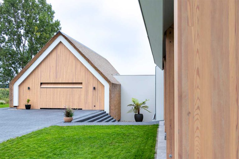 houten sectionaaldeur bij schuurwoning