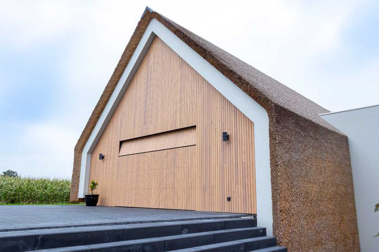 houten sectionaaldeur bij schuurwoning