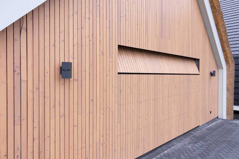 houten sectionaaldeur bij schuurwoning