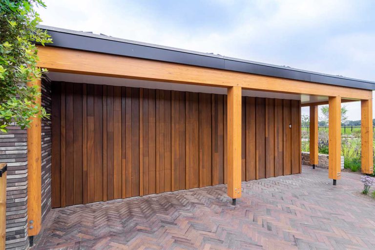 Houten garagedeur op maat gemaakt