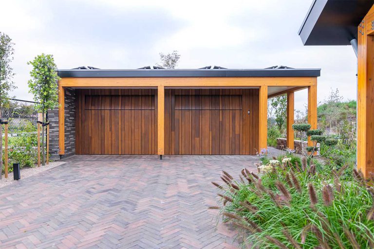 Houten garagedeur op maat gemaakt