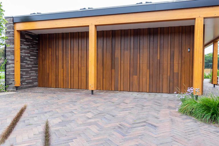 Houten garagedeur op maat gemaakt