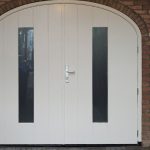 getoogde houten openslaande garagedeur