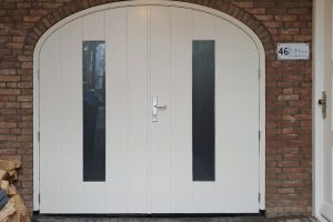getoogde houten openslaande garagedeur