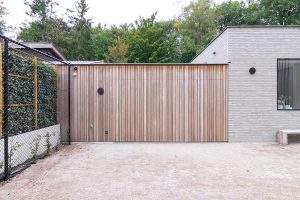 Houten zijwaartse garagedeur