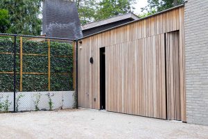 Zijdelingse houten garagedeur