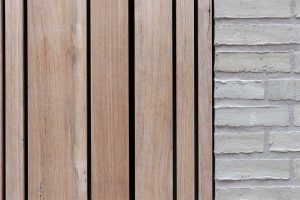 Zijdelingse houten garagedeur