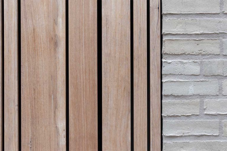 Zijdelingse houten garagedeur