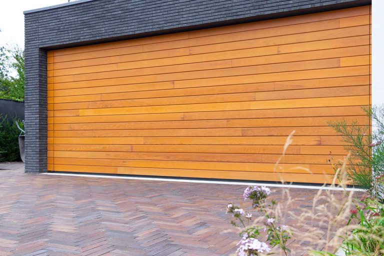 Houten garagedeur elektrisch