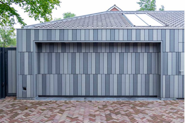 Accoya houten garagedeur bij monumentaal pand