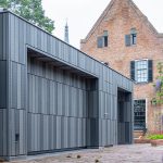 Accoya hout toegepast op garagedeur