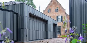 Accoya hout toegepast op garagedeur