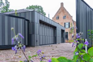 Accoya houten garagedeur bij monumentaal pand