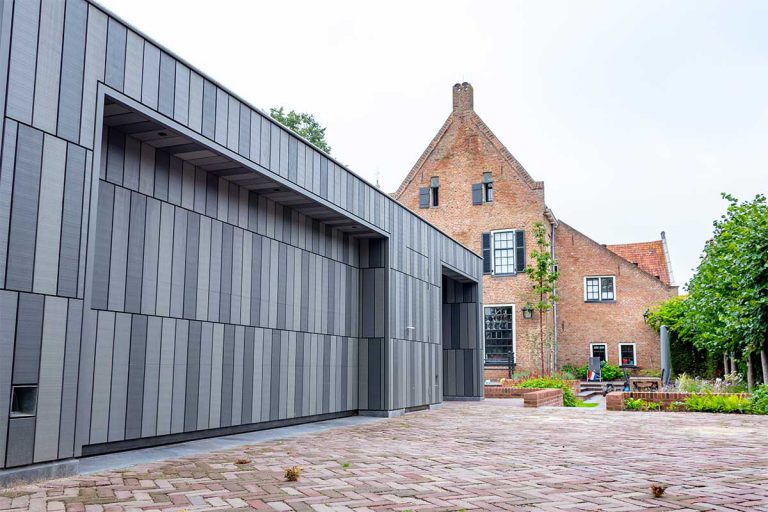 garagedeur bij monumentaal pand Doesburg