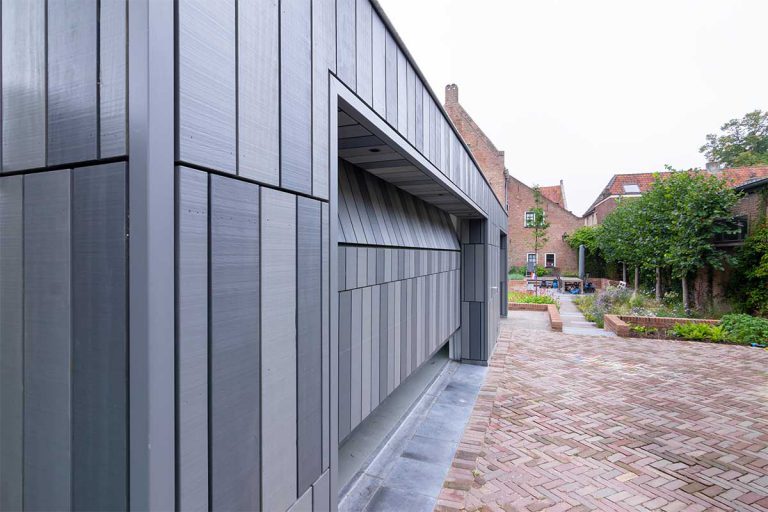 garagedeur bij monumentaal pand Doesburg