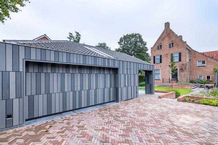 garagedeur bij monumentaal pand Doesburg