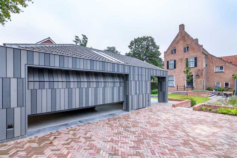 garagedeur bij monumentaal pand Doesburg