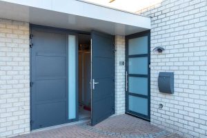 Onderhoudsvrije garagedeur en voordeur