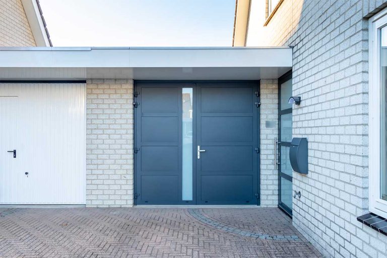 Onderhoudsvrije garagedeur en voordeur