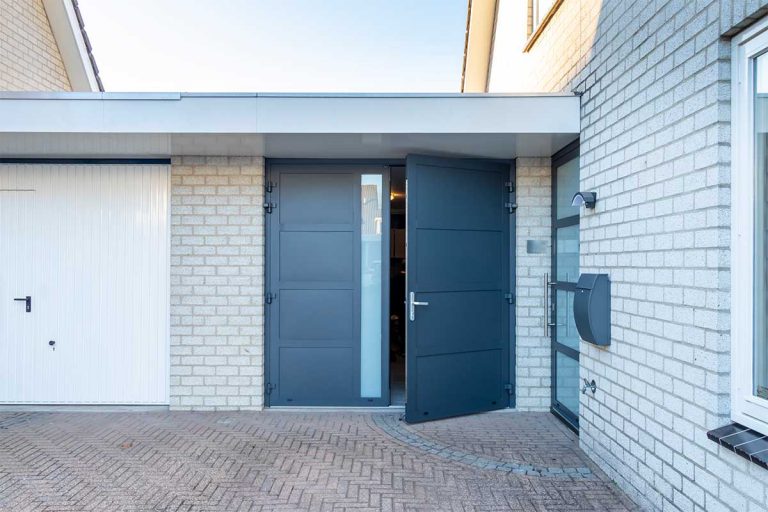 Onderhoudsvrije garagedeur en voordeur