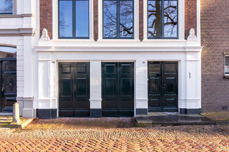 Houten garagedeur monumentaal pand