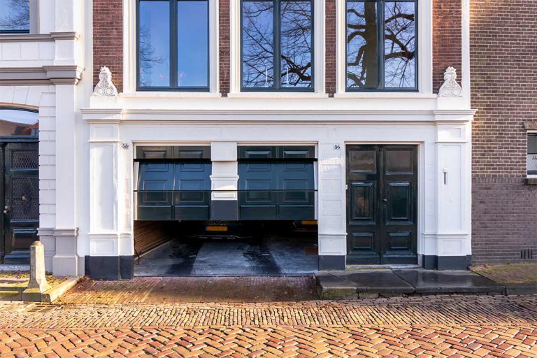 houten sectionaaldeur gelijk met de gevel