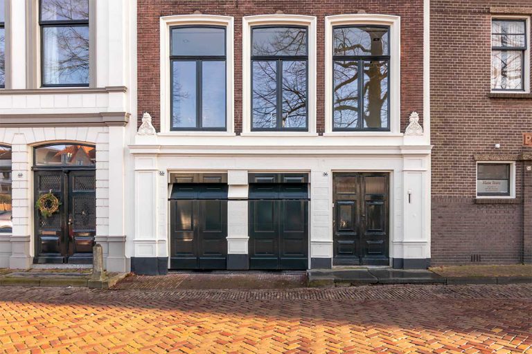 Houten garagedeur monumentaal pand