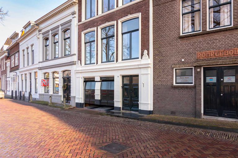 Houten garagedeur monumentaal pand