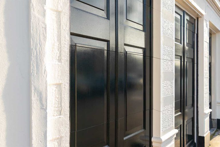 Houten garagedeur monumentaal pand