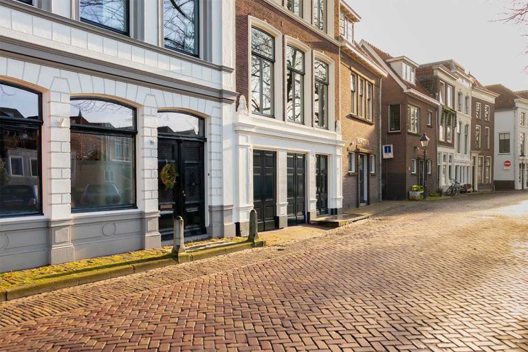 Houten garagedeur monumentaal pand