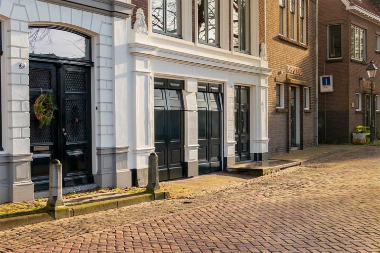 Houten garagedeur monumentaal pand