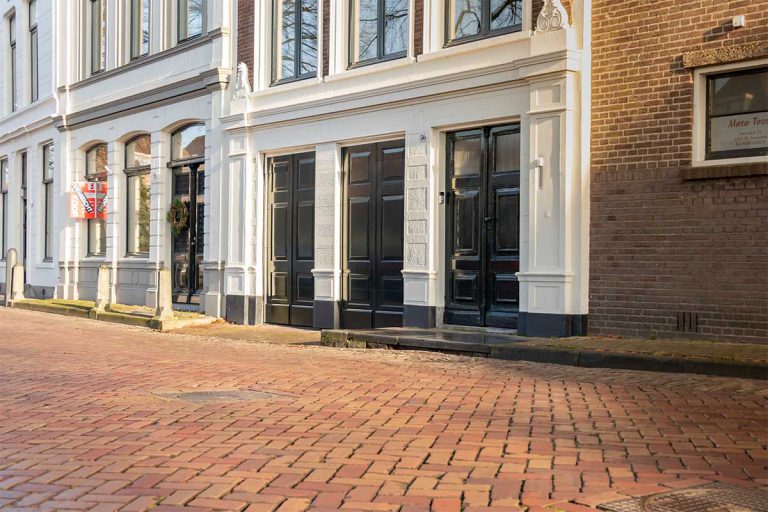 Houten garagedeur monumentaal pand