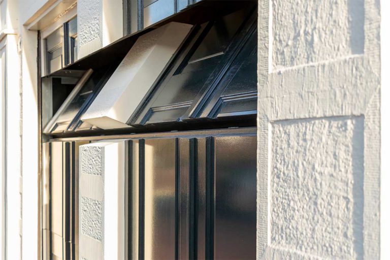 houten sectionaaldeur gelijk met de gevel