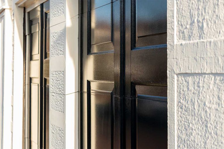 houten sectionaaldeur gelijk met de gevel