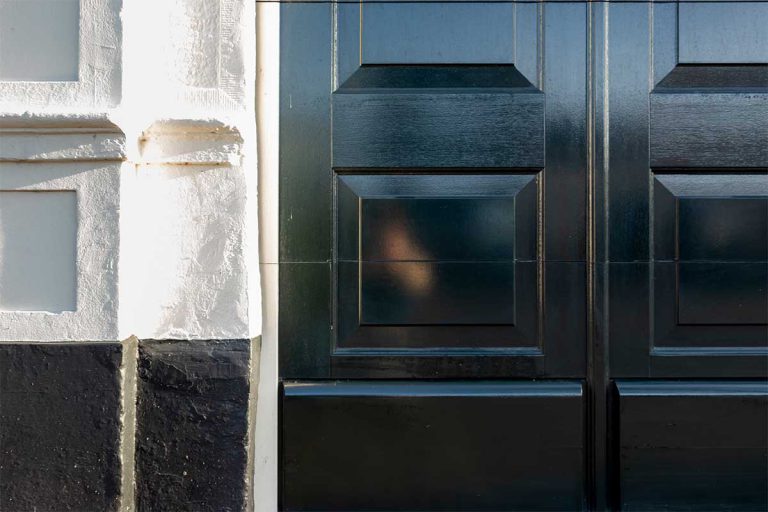 houten sectionaaldeur gelijk met de gevel