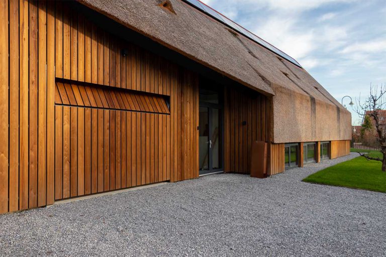 houten garagedeur gelijk met de gevel