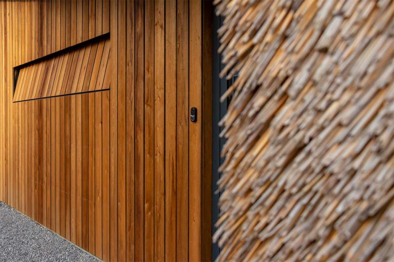 houten garagedeur gelijk met de gevel