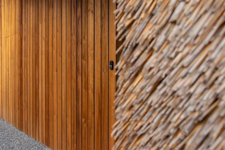 houten garagedeur gelijk met de gevel