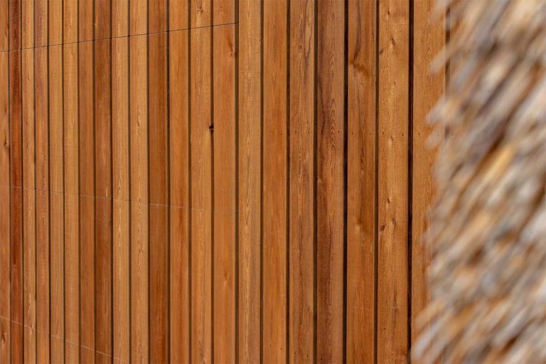 Donkere houten garagedeur