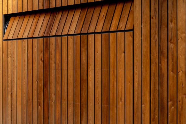 Elektrische houten garagedeur